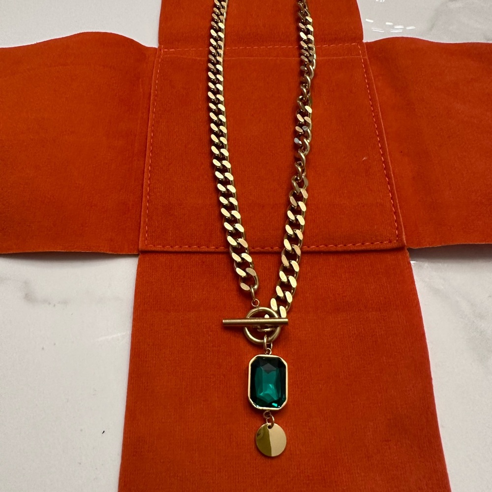 SAINT LUCA Gold Chain Necklace with Green Gem
